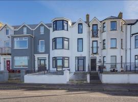 Modern appartment with sea views, hotell i Portrush