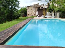 Borgo Calbianco - Private House with Pool & AirCo, готель з парковкою у місті Cereto
