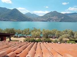Open space fronte lago, place to stay in Monte Isola