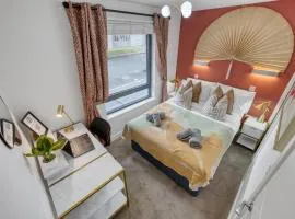 Ocean Village 1-Bedroom Luxurious, Stylish & Cosy Apartment, Central Location in Southampton, Sleeps 4 - by Blue Puffin Stays