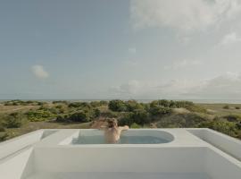 Casa Attico - Design Beach House, hotel cu piscine din Touros