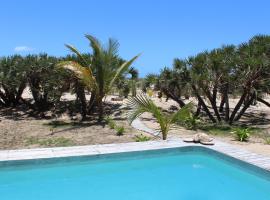Sunset Villa - Beachfront Villa with Private Pool by Karula, hotel con alberca en Cabo Nhamua