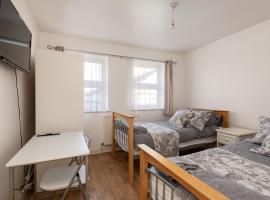 Cosy Retreat - SmartTV and Wi-Fi, cheap hotel in Gillingham
