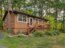 Private mountain cabin w/ neighborhood lake access, hotel in Stanardsville