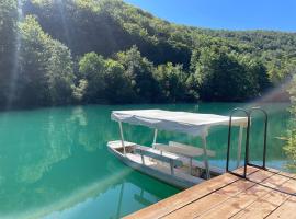 Kamp Kestenovac, hotel barat a Bihac