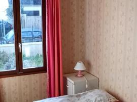 Etablissement commun avec chambre privé tranquille avec jardin a 10 min a pied de la gare de Fleury-les-Aubrais et 2 min d Orléans, B&B in Fleury-les-Aubrais