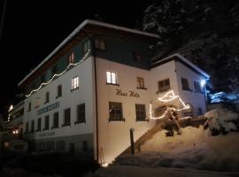 Haus Hotz Apart Talblick, hotel v destinaci Grins