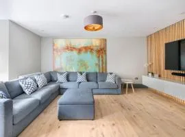 Immaculate 3 Bed Apartment with Private Entrance in Inverleith