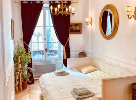 Parisian style Appartment Private room with Shared bathroom near Bastille and Gare de Lyon, privat indkvarteringssted i Paris