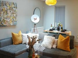 Stunning Brighton Seaside 2-Bedroom Townhouse with Patio, Sleeps 6, vacation home in Brighton & Hove