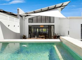 2 Luna Noosa - Spacious Retreat in Elevated Location, Hotel in Sunshine Beach