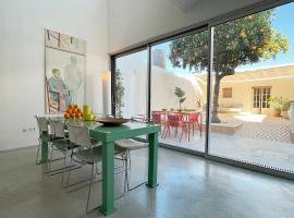 Design & art, patio with orange tree, near Seville, מלון למשפחות בCarrión de los Céspedes
