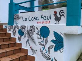 LA CASA AZUL, en plena naturaleza con Piscina, jardín, barbacoa, saltador y acceso al río Asón, hotel con estacionamiento en Ramales de la Victoria