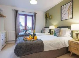 Broughton House with Free Parking, Balcony, Fast Wifi and Smart TV with Netflix by Yoko Property