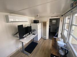 Midtown Charm: 1BR Urban Pad, hotel in Reno