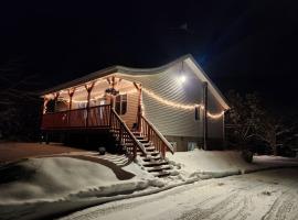 Havre de détente avec foyer et spa, cabin in Sainte-Lucie-de-Doncaster