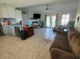 Beautiful 3 bedroom home 4 minutes from the beach, βίλα σε Πενσακόλα
