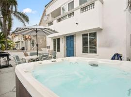 Stunning Beach Delight with Hot Tub, Fire Pit, Parking & Walk to Beach!, villa in San Diego