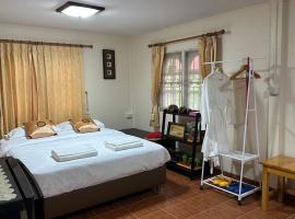 Narai - Homestay in Thapthan (B), hotel amb aparcament a Ban Nong Chum Saeng