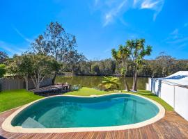 Easygoing Poolside Relaxation on Wyong River, vacation home in Tuggerah
