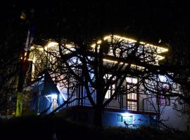 Cozy Home Stay - A Secluded Getaway In Fozal, hotel in Shirir