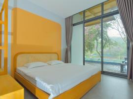 Villa Ba Vi 6 Bedrooms & Pool DC Green Resort: Hanoi şehrinde bir kulübe