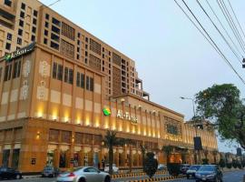 Viesnīca 2BR Gold Crest Luxurious Residency Apartment BY AirHomes DHA Lahore pilsētā Lahora, netālu no apskates objekta Packages Mall