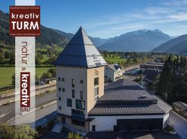 Loft im Turm, hotel with jacuzzis in Maishofen