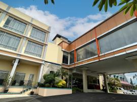 Viesnīca Parkside Mandarin Hotel Pekalongan pilsētā Pekalongana