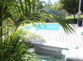 Lush Spacious Family Home between Beach & Town – hotel w mieście Knysna