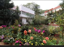 Rajlaxmi Resort - Pure Veg، فندق في بولبور