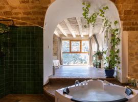 Casa rural Vall de Gallinera con Chimenea, piscina y jacuzzi DIANIA, בית כפרי בPatró