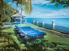 Luxurious & Tranquil Beachfront private villa with private pool、Buktiの駐車場付きホテル