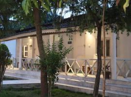 Hotel Jungle Lunar, hotel near Bharatpur Airport - BHR, Sauraha