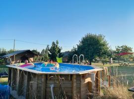 Minicamping Sous les Cloches, hotel v destinaci Terjat