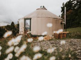 Dzikość Serca - Jurta z widokiem na Tatry, camping de luxo em Knurów