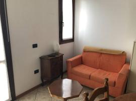 Appartamento comodo per brevi periodi, hotel ieftin din Forlì