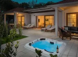 Holiday Home Luxury Bay Villa with private hot tub-4 by Interhome