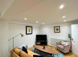 London Mitcham Beautifully Presented Two Bedroom Apartment, хотел в Мичъм