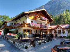 Gästehaus Almrausch, Ferienanlage mit Pool, penzion v destinaci Nassereith