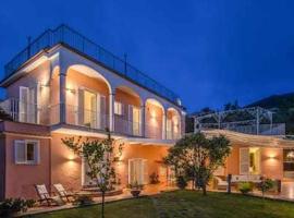 The Lookout Exclusive Villa with Capri Views, feriebolig i Termini