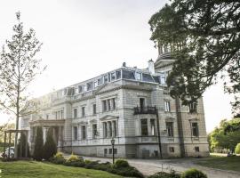 Schloss Kaarz mit Park, hotel in Kaarz