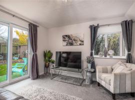 WORCESTER Fabulous Cherry Tree Mews self check in dogs welcome by prior arrangement , 2 double bedrooms ,super fast Wi-Fi, with free off road parking for 2 vehicles near Royal Hospital and woodland walks, villa en Worcester