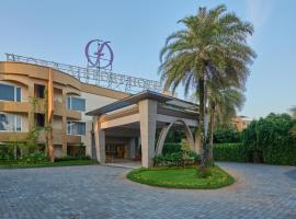 Flora Airport Hotel and Convention Centre Kochi, hotel en Nedumbassery