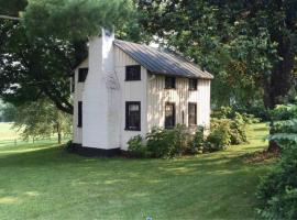 Charming & Rustic Bloomingdale Cottage w/views, hotel amb aparcament 