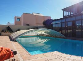 Luxury Canarian villa with large pool and apartment in Costa Teguise, hotell i Teguise