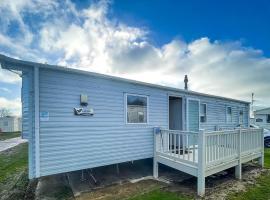 Spacious Caravan On The Suffolk Coast With Outside Decking Too Ref 20044bs, budgethotel i Hopton on Sea