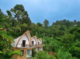Selayang Olivehill - Kemewahan Glamping di Hutan, ξενοδοχείο σε Ciburayut