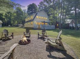 Lake Manistee Lodge Ski & Snowmobile Hideout, hotel con estacionamiento en Kalkaska