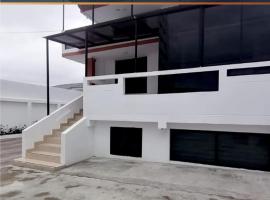 Hermosos Departamentos de 3 habitaciones Plana Baja, frente al mar, amplio garaje y piscina privada, sector Barbasquillo, hotel in Portoviejo